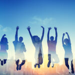 朝日を受けて飛び上がる人達