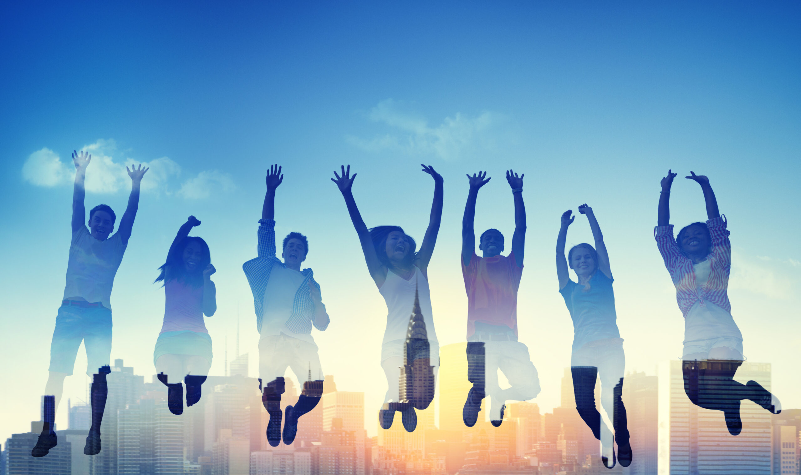 朝日を受けて飛び上がる人達